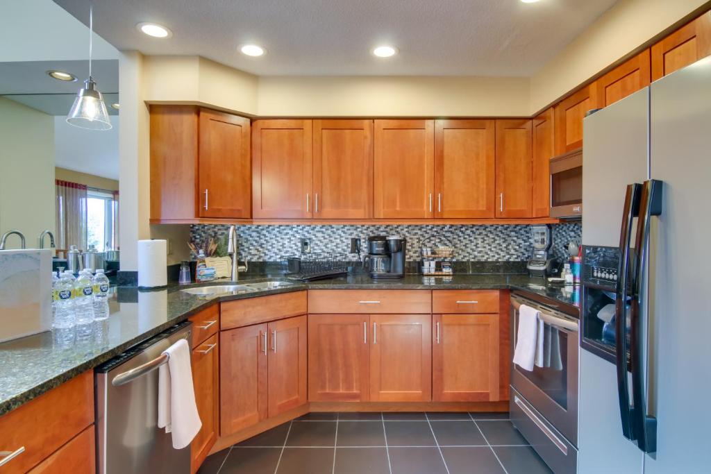Kuchyň nebo kuchyňský kout v ubytování 2 Mi to Ocean Rehoboth Beach Condo with Pool Access