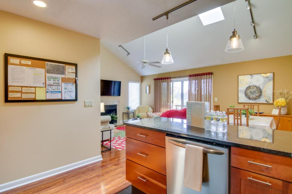 Kuchyň nebo kuchyňský kout v ubytování 2 Mi to Ocean Rehoboth Beach Condo with Pool Access