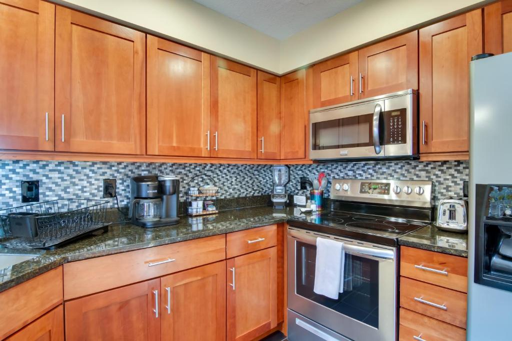 Kuchyň nebo kuchyňský kout v ubytování 2 Mi to Ocean Rehoboth Beach Condo with Pool Access