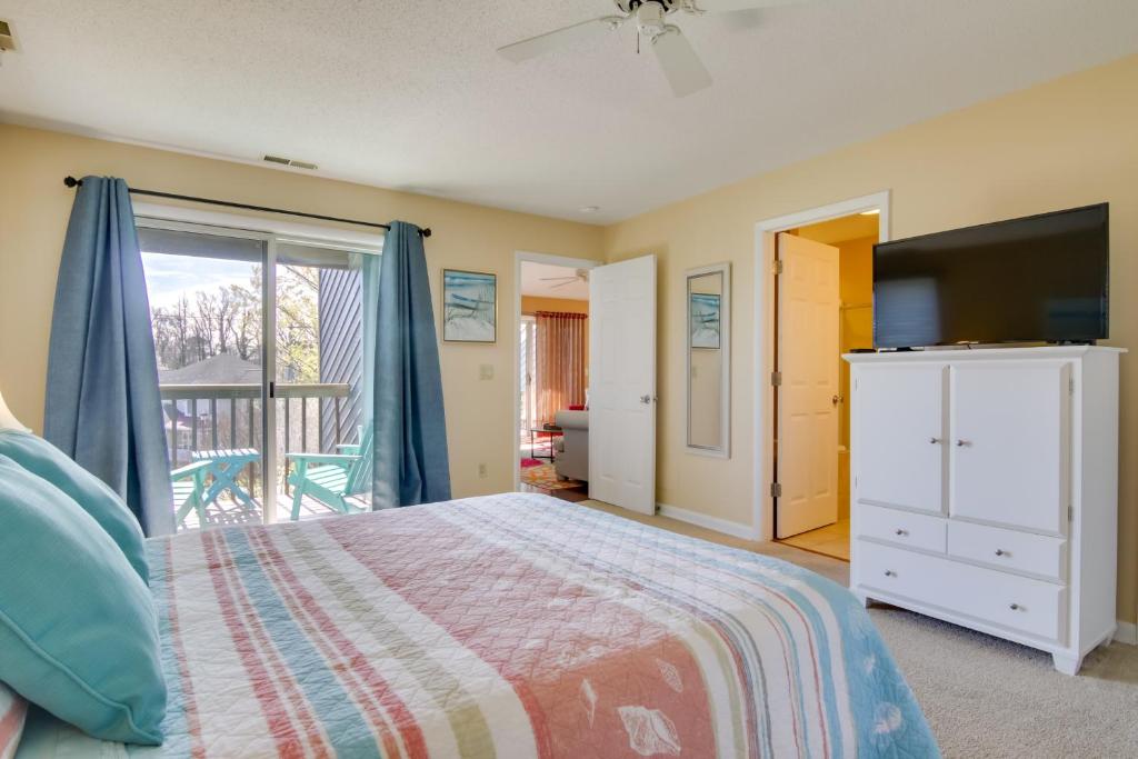Postel nebo postele na pokoji v ubytování 2 Mi to Ocean Rehoboth Beach Condo with Pool Access