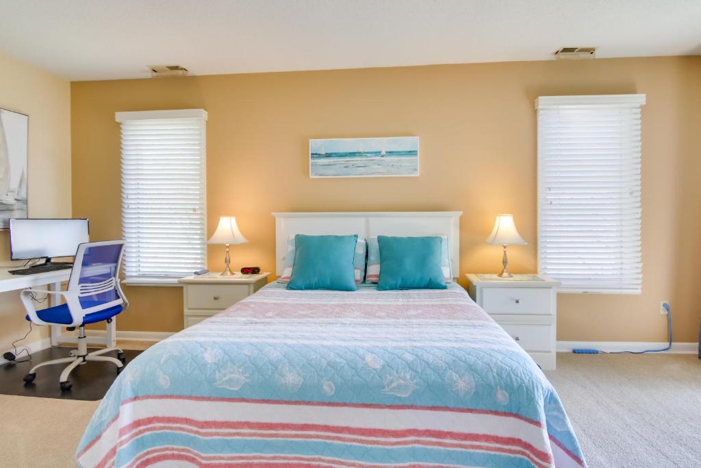 Postel nebo postele na pokoji v ubytování 2 Mi to Ocean Rehoboth Beach Condo with Pool Access