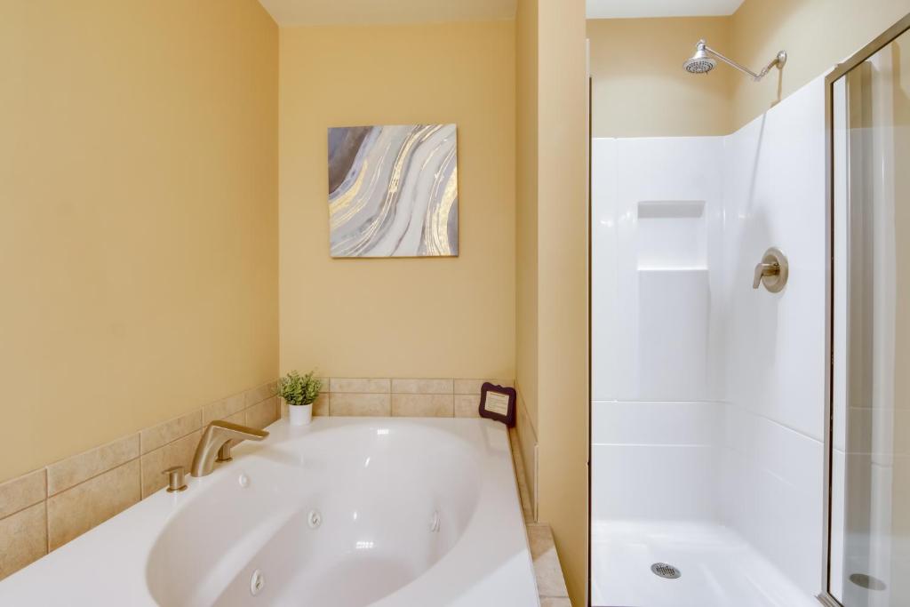 Koupelna v ubytování 2 Mi to Ocean Rehoboth Beach Condo with Pool Access