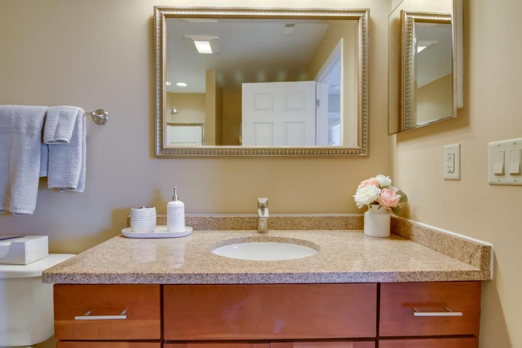 Koupelna v ubytování 2 Mi to Ocean Rehoboth Beach Condo with Pool Access