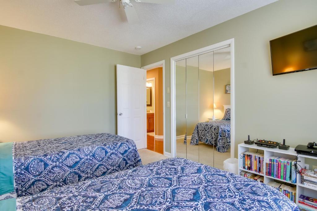 Postel nebo postele na pokoji v ubytování 2 Mi to Ocean Rehoboth Beach Condo with Pool Access