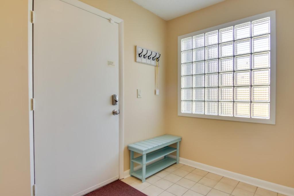 Fotografie z fotogalerie ubytování 2 Mi to Ocean Rehoboth Beach Condo with Pool Access v destinaci Rehoboth Beach
