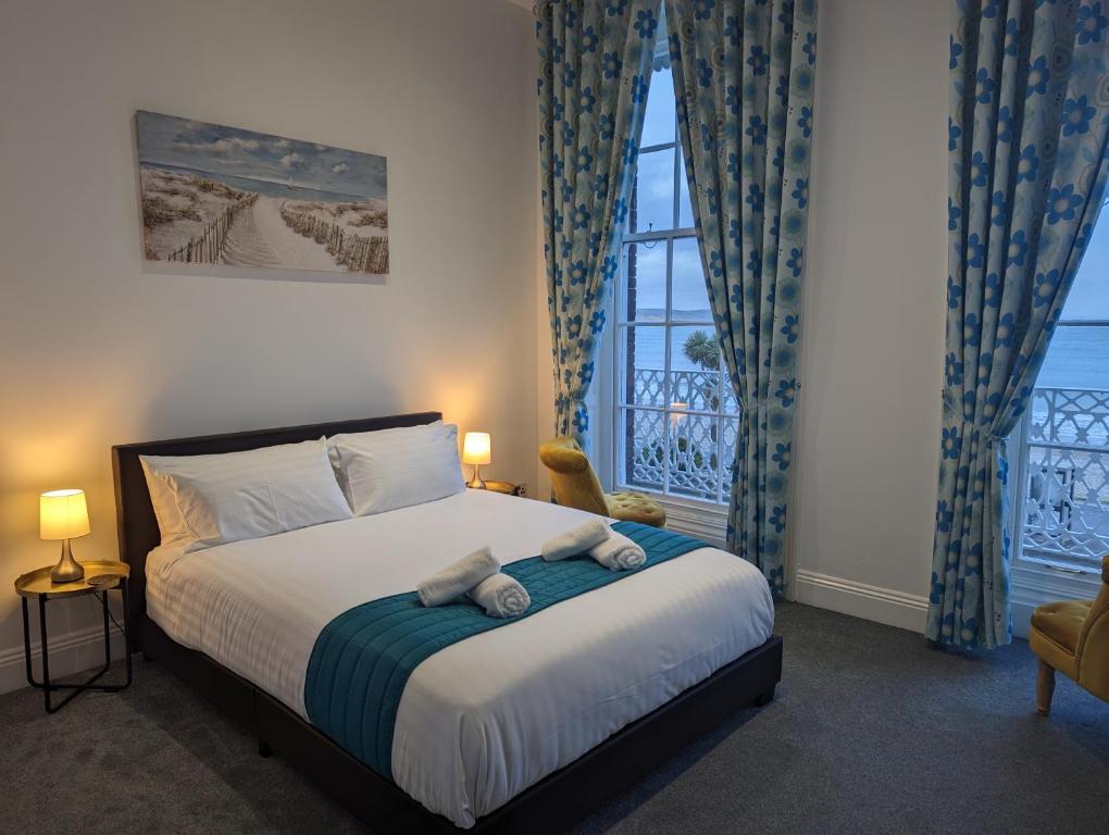 una camera da letto con un letto con due peluche sopra di Acqua Beach Weymouth a Weymouth