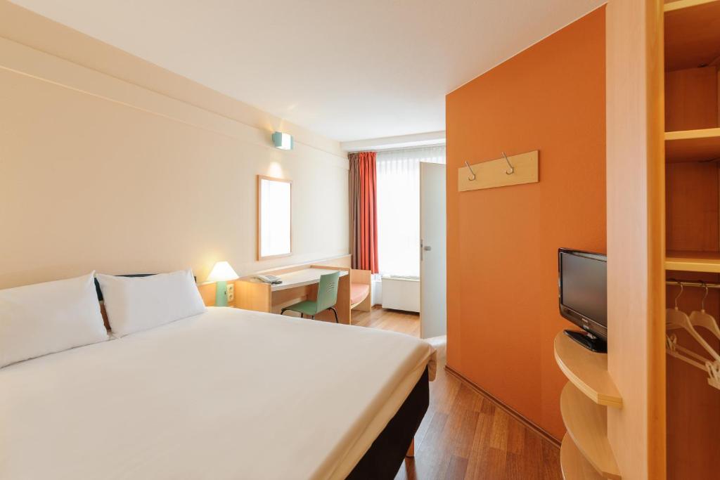 Postel nebo postele na pokoji v ubytování ibis Bamberg Altstadt