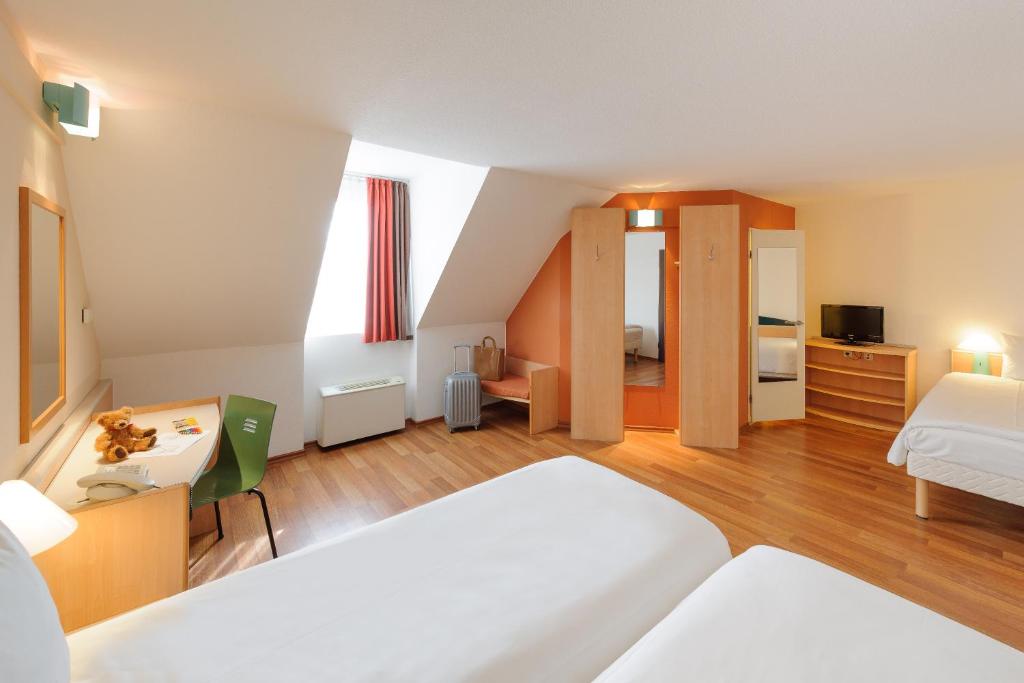 Postel nebo postele na pokoji v ubytování ibis Bamberg Altstadt