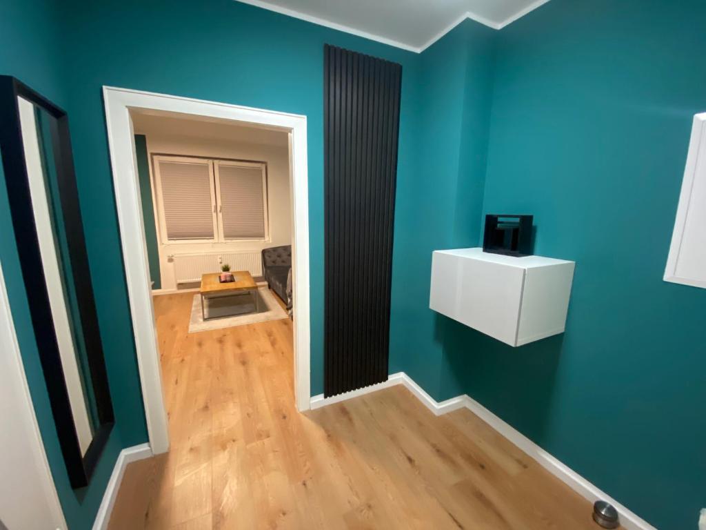 Μια τηλεόραση ή/και κέντρο ψυχαγωγίας στο 2 Zimmer Wohnung in Krefeld City/Apartment + Netflix+Prime
