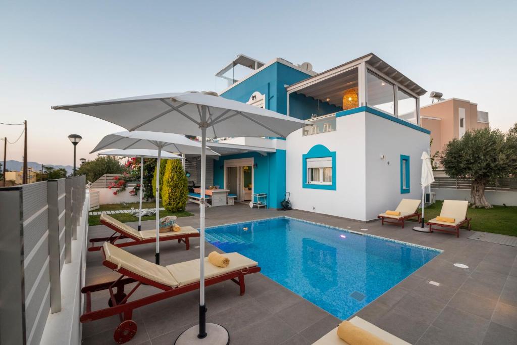 マスティハリにあるSeabreeze Villa - with Jacuzzi & heated poolのスイミングプール付きのヴィラ、家