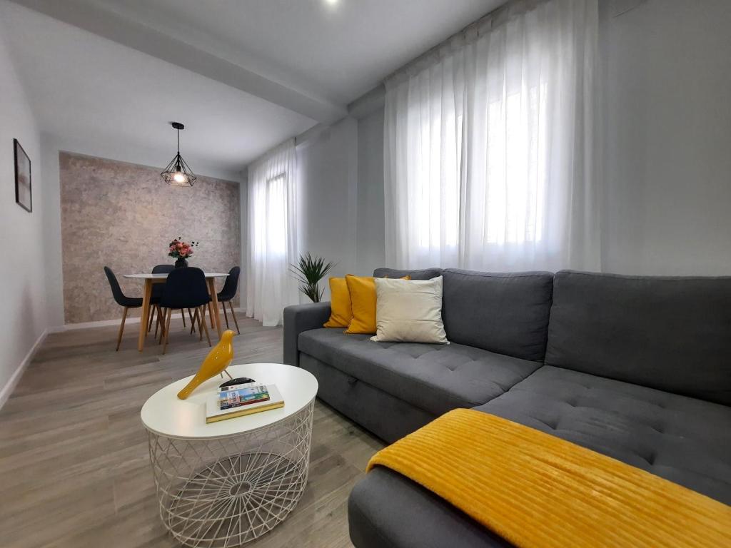 - un salon avec un canapé et une table dans l'établissement Victoria Flat F&M Moderno, acogedor y céntrico, à Malaga