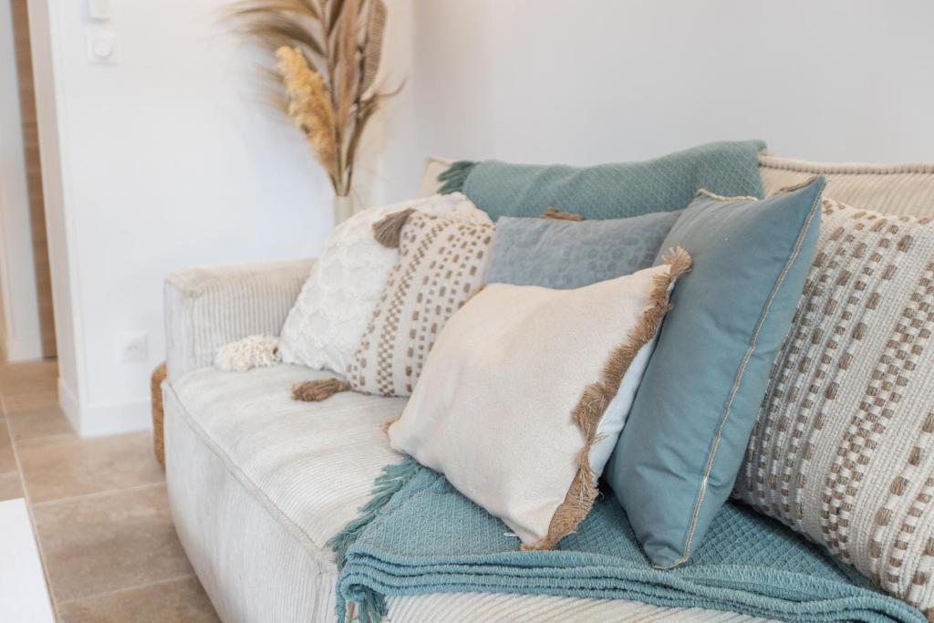 Część wypoczynkowa w obiekcie LB Vacation Rentals I A Quiet Place with Garden in the Heart of Cannes