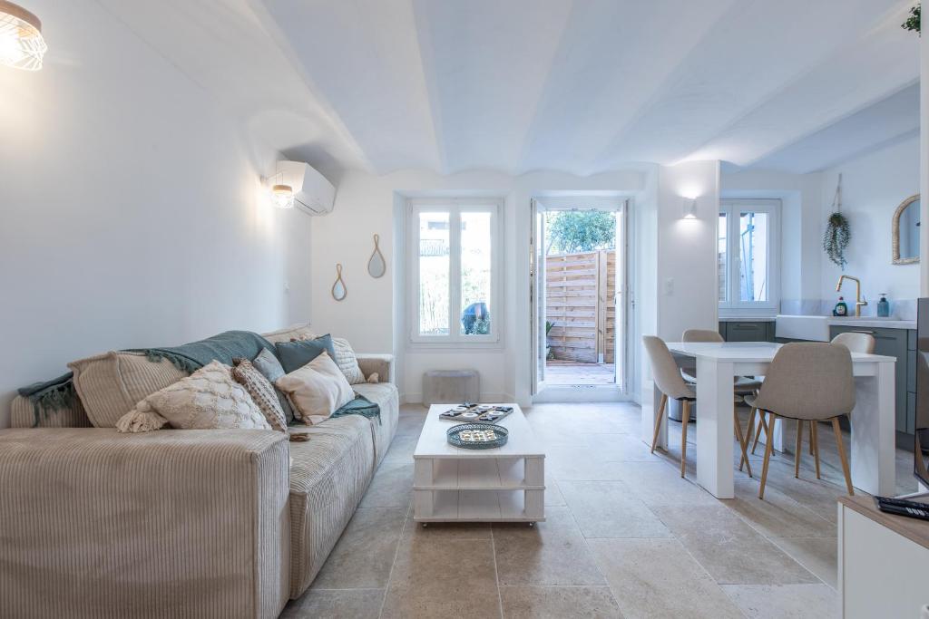 Część wypoczynkowa w obiekcie LB Vacation Rentals I A Quiet Place with Garden in the Heart of Cannes