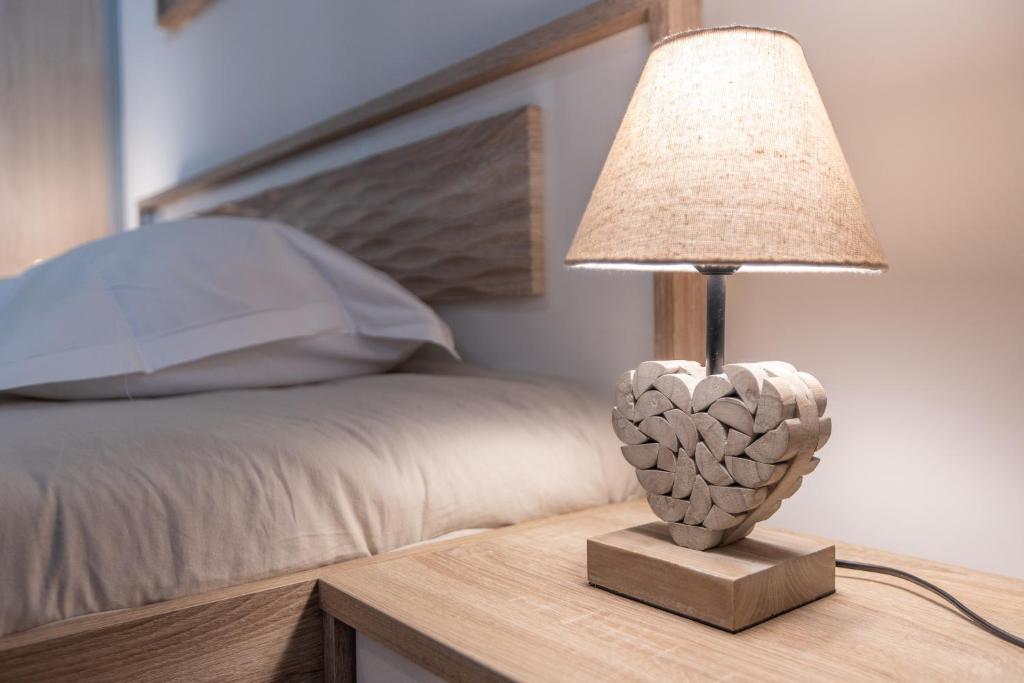 Łóżko lub łóżka w pokoju w obiekcie LB Vacation Rentals I A Quiet Place with Garden in the Heart of Cannes