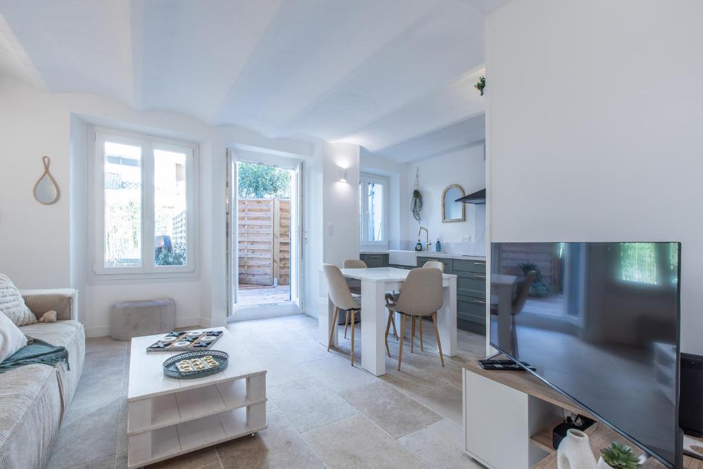 Telewizja i/lub zestaw kina domowego w obiekcie LB Vacation Rentals I A Quiet Place with Garden in the Heart of Cannes