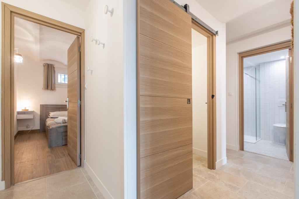 Łazienka w obiekcie LB Vacation Rentals I A Quiet Place with Garden in the Heart of Cannes