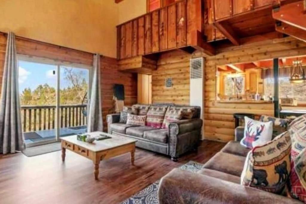 - un salon avec un canapé et une table dans l'établissement Cozy Moon Cabin, à Big Bear Lake