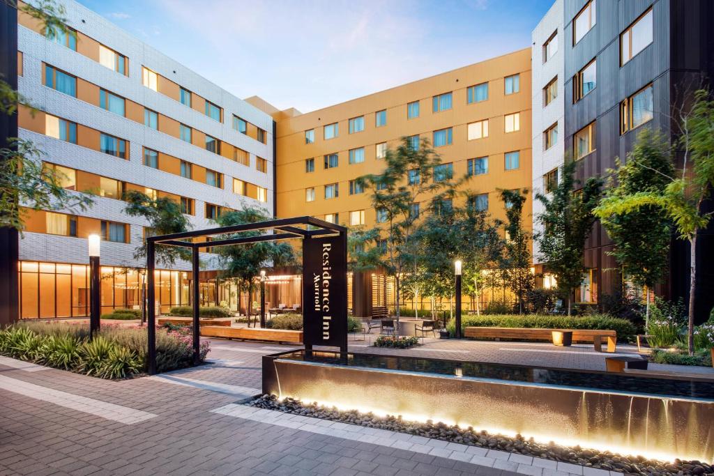 un patio del hotel con una señal frente a un edificio en Residence Inn by Marriott Portland Downtown/Pearl District en Portland