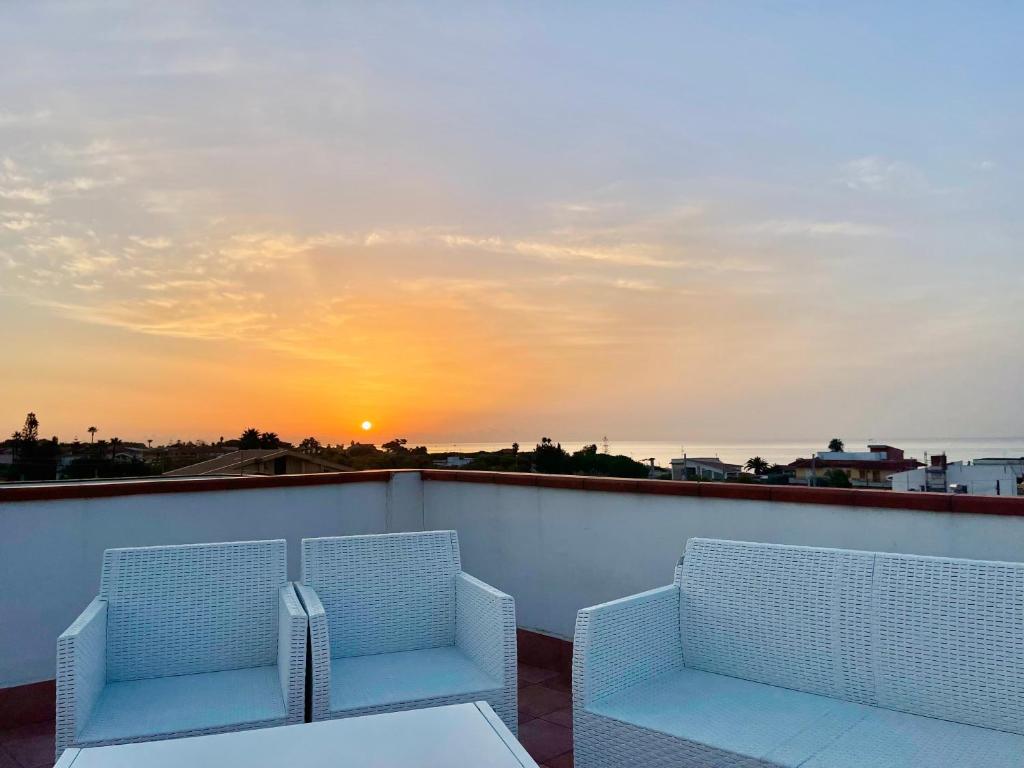 Η ανατολή ή δύση του ηλίου όπως φαίνεται από αυτό το διαμέρισμα ή από εκεί κοντά