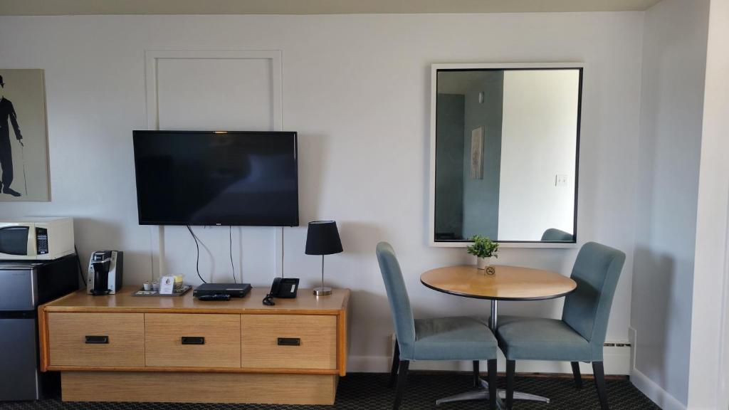 TV a/nebo společenská místnost v ubytování Lord Nelson Motel