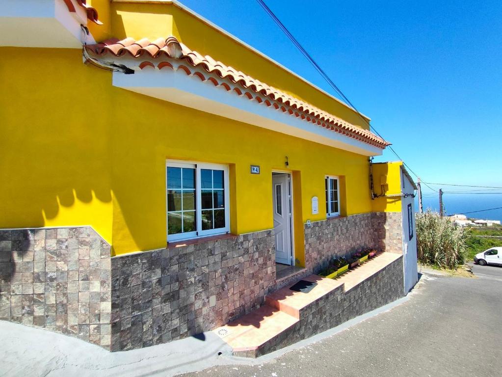 ein gelbes Haus mit einem gelben in der Unterkunft Casa Kores in Icod de los Vinos