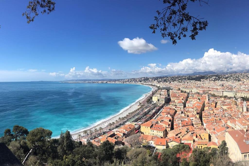 Elle offre une vue sur la ville et l'océan. dans l'établissement Bright apartment at Mimi’s, à Nice