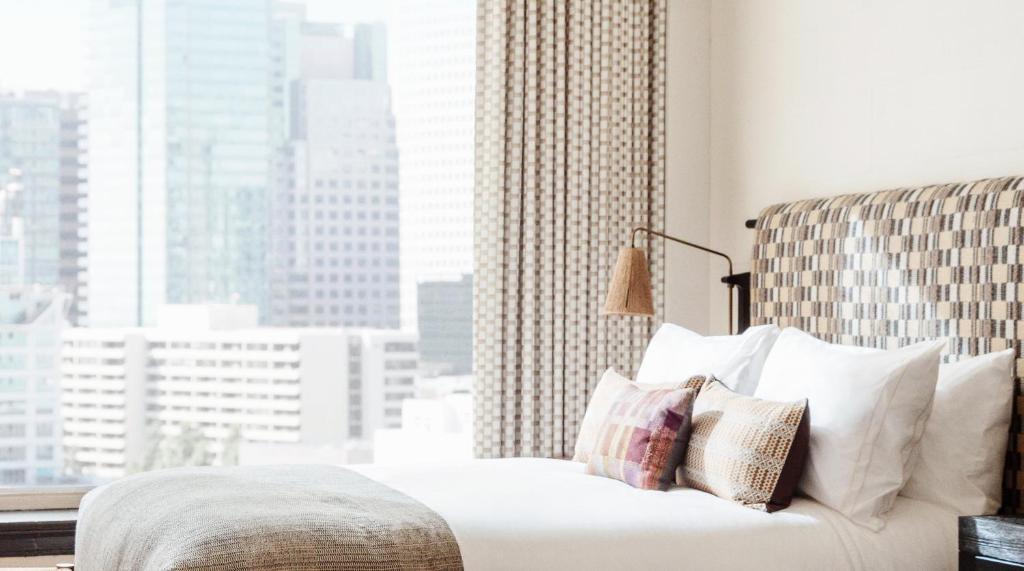 Downtown Los Angeles Proper Hotel, a Member of Design Hotels - Deluxe Queen View