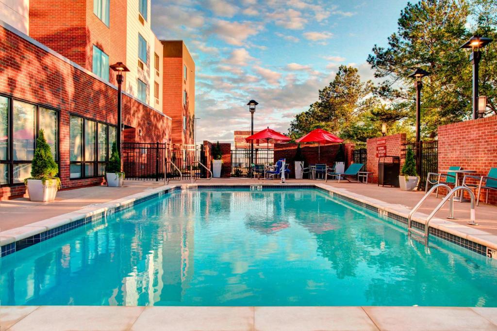 uma piscina em frente a um edifício em TownePlace Suites by Marriott Macon Mercer University em Macon