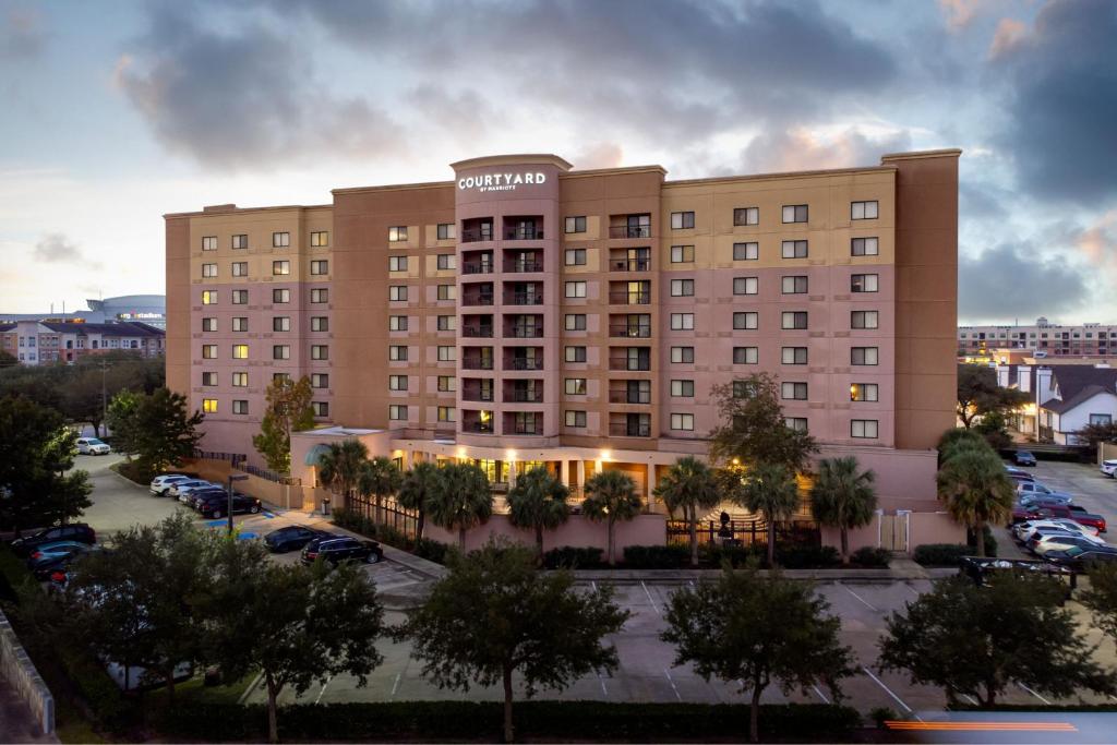 una representación de un hotel con aparcamiento en Courtyard by Marriott Houston Medical Center/NRG Park en Houston