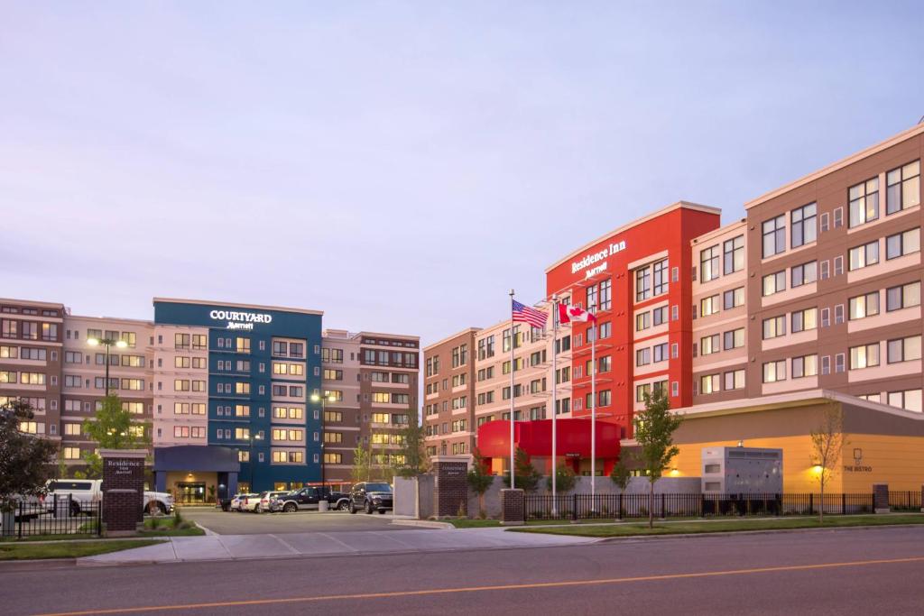 une rangée de grands bâtiments dans une ville dans l'établissement Residence Inn by Marriott Calgary South, à Calgary