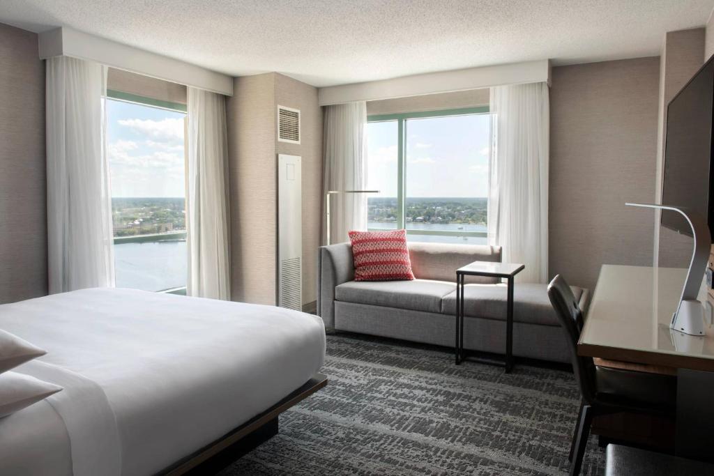 Norfolk Waterside Marriott - King Room With Elizabeth River View