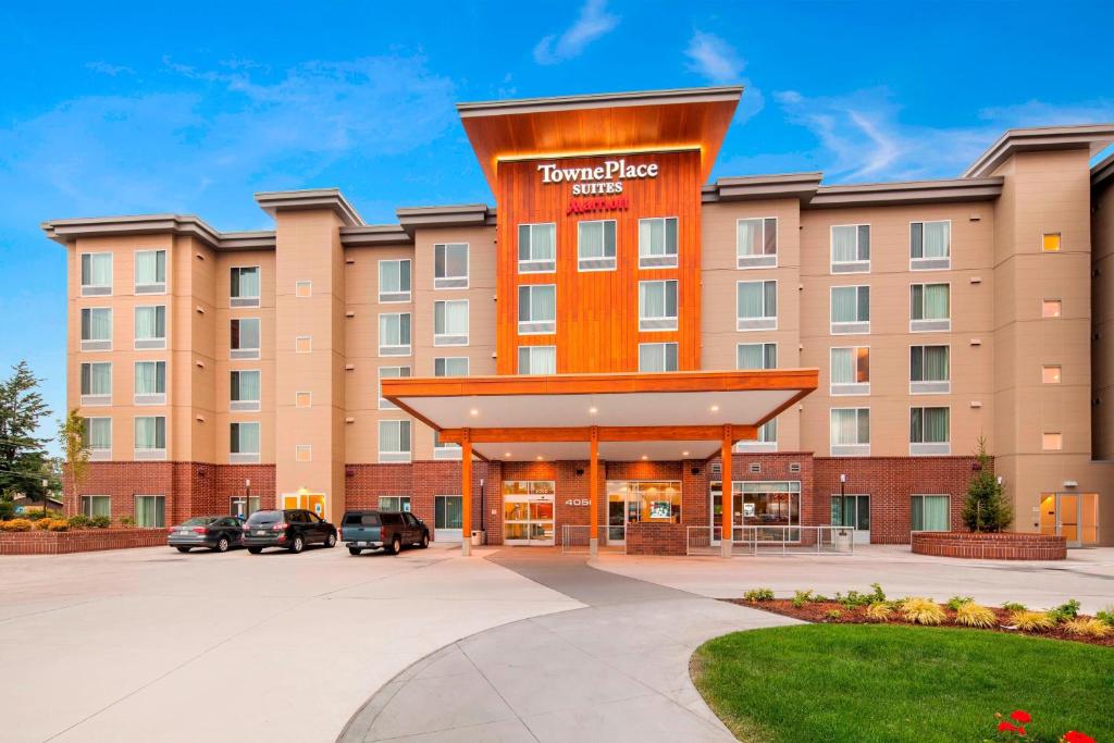 un hotel con coches estacionados frente a un edificio en TownePlace Suites by Marriott Bellingham en Bellingham