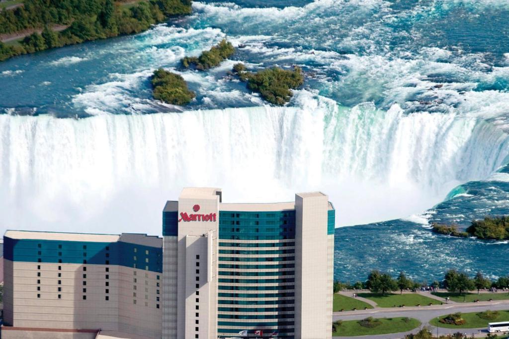 uma vista para as Cataratas do Niágara de cima do hotel em Niagara Falls Marriott Fallsview Hotel & Spa em Cataratas do Niágara