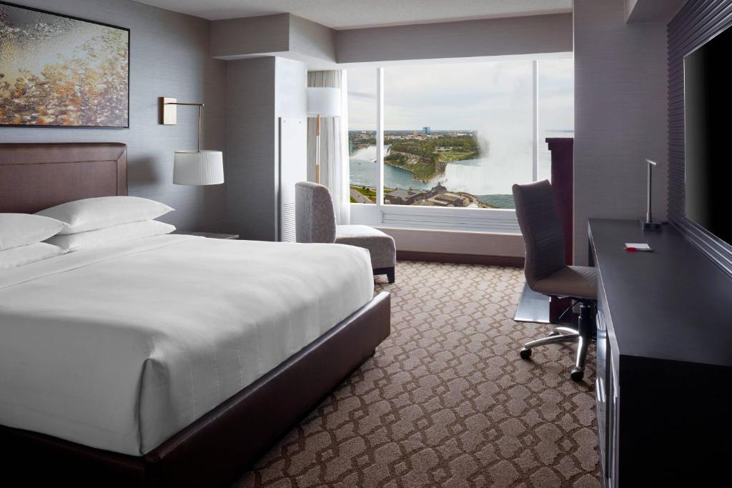 Uma cama ou camas num quarto em Niagara Falls Marriott Fallsview Hotel & Spa