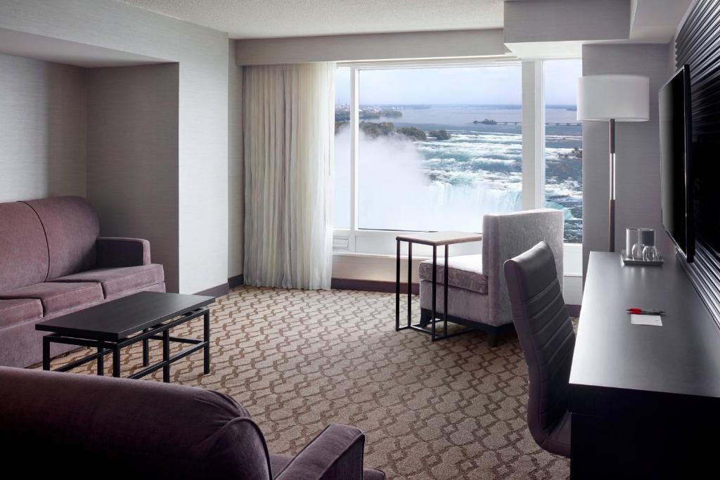 Uma televisão e/ou sistema de entretenimento em Niagara Falls Marriott Fallsview Hotel & Spa