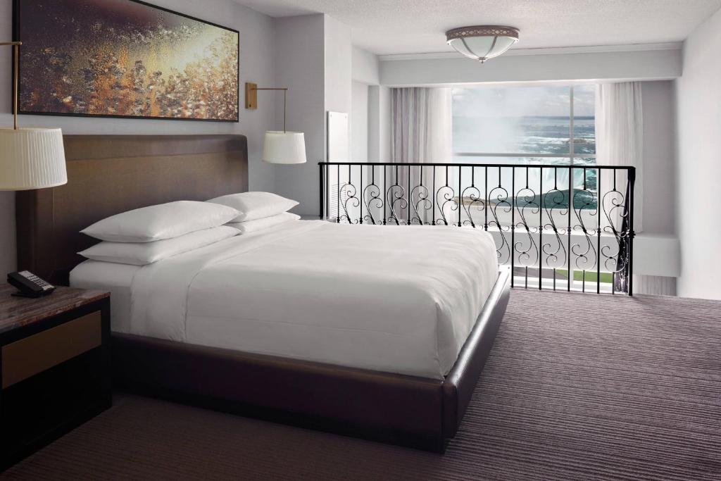 Uma cama ou camas num quarto em Niagara Falls Marriott Fallsview Hotel & Spa