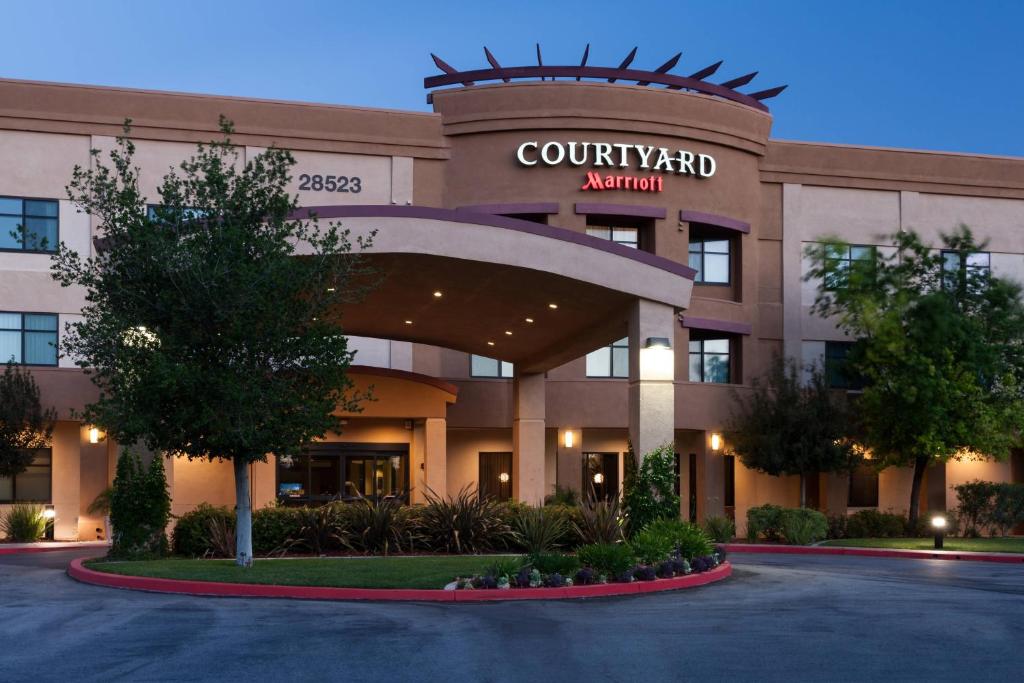 a building with a court yard at night at Courtyard by Marriott Santa Clarita Valencia in Valencia