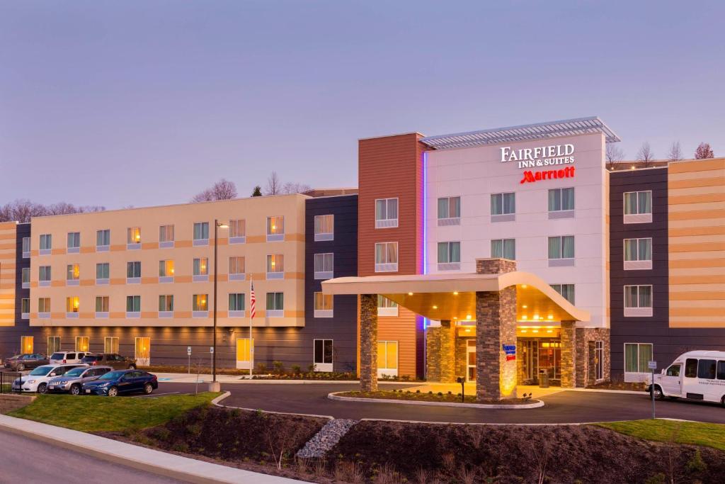 Fairfield Inn & Suites by Marriott Pittsburgh Airport/Robinson Township في روبنسون تاونشيب: تقديم الشكل الخارجي للفندق