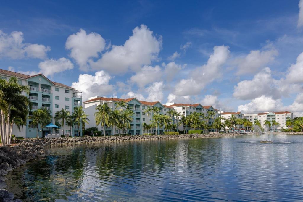 Blick auf ein Resort mit einer Wasserfläche in der Unterkunft Marriott's Villas At Doral in Miami