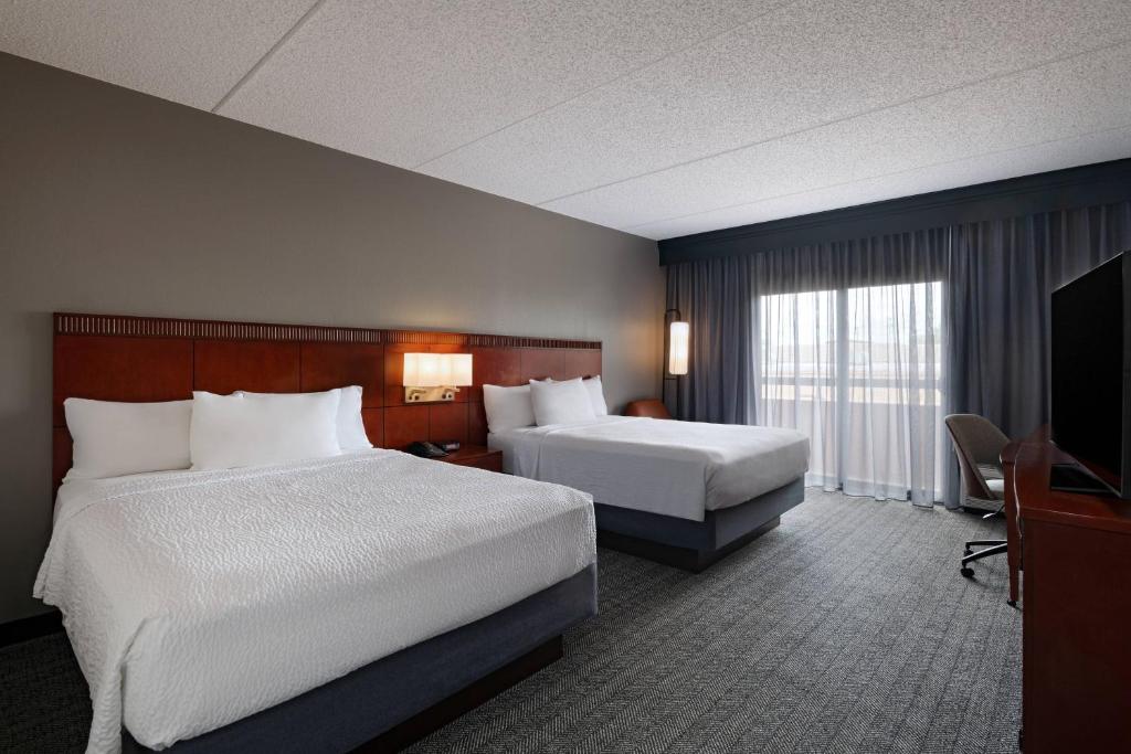 Courtyard by Marriott San Antonio Medical Center - Room With Two Queen Beds – Hearing Accessible