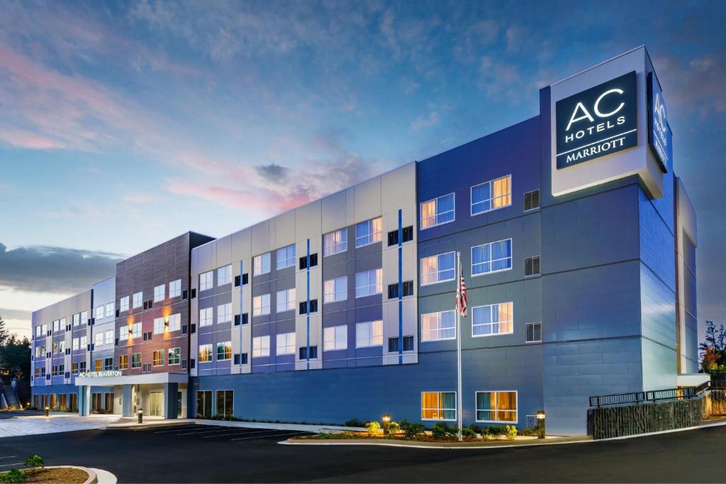 ein Bürogebäude mit einem Schild auf der Seite in der Unterkunft AC Hotel By Marriott Portland Beaverton in Beaverton