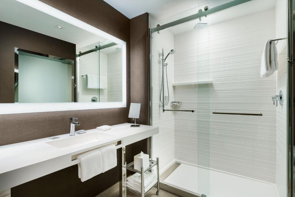 Koupelna v ubytování AC Hotel By Marriott Portland Beaverton