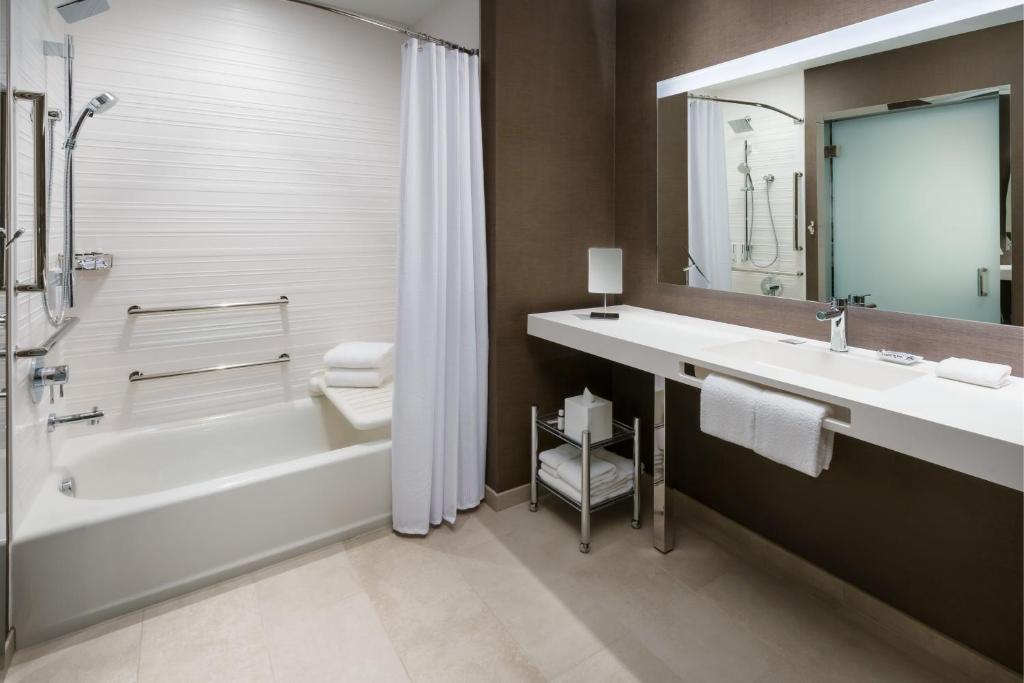 Koupelna v ubytování AC Hotel By Marriott Portland Beaverton