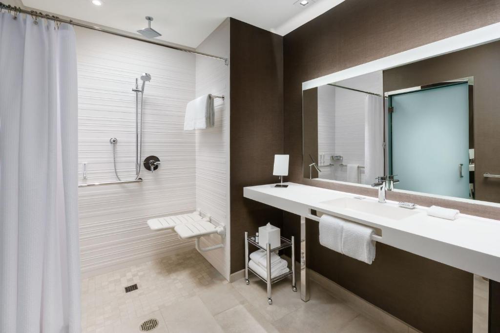 Koupelna v ubytování AC Hotel By Marriott Portland Beaverton