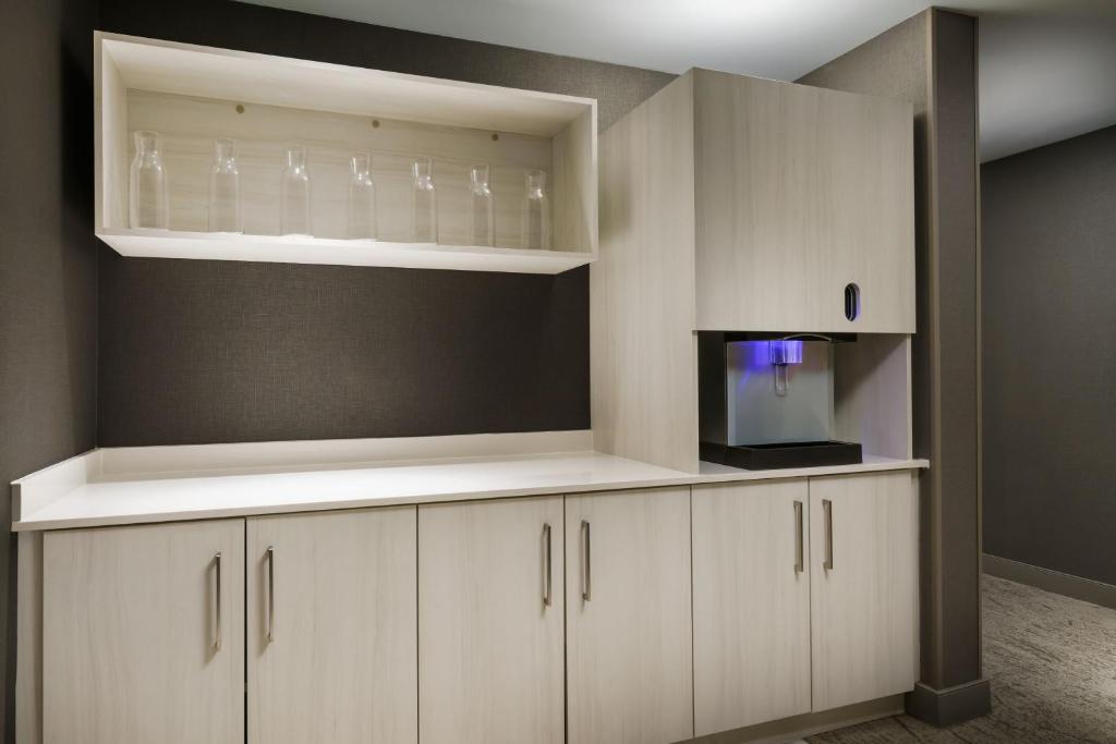 Kuchyň nebo kuchyňský kout v ubytování AC Hotel By Marriott Portland Beaverton