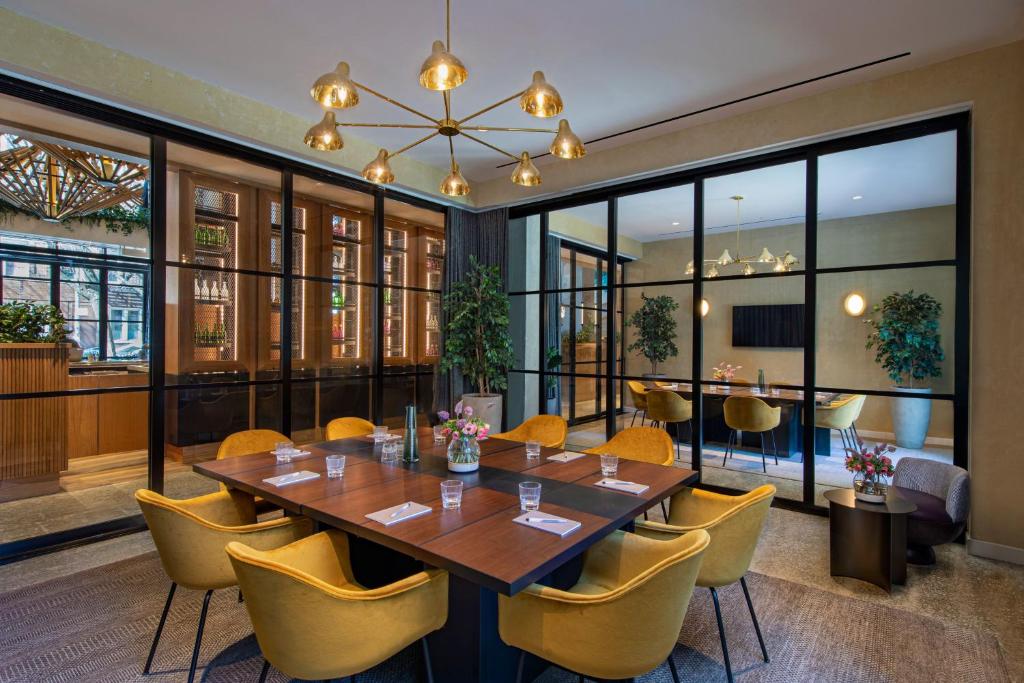 Moxy Brooklyn Williamsburg photo