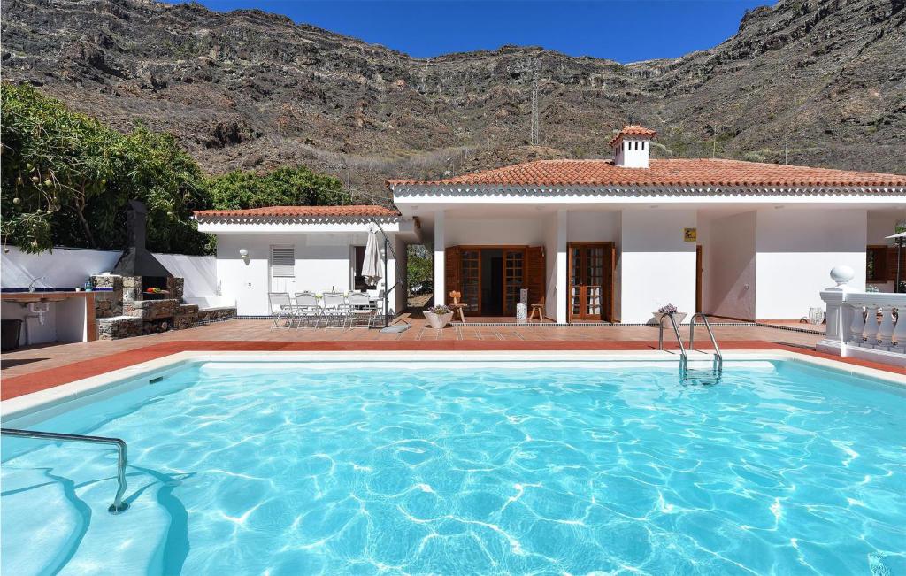 een villa met een zwembad voor een huis bij Lovely Home In Cercado De Espino With Swimming Pool in Los Palmitos