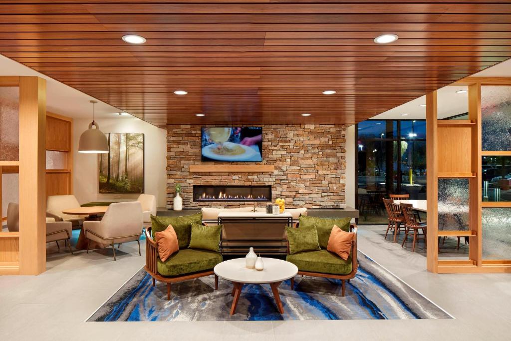 ein Wohnzimmer mit 2 Sofas und einem Kamin in der Unterkunft Fairfield by Marriott Inn & Suites Indio Coachella Valley in Indio