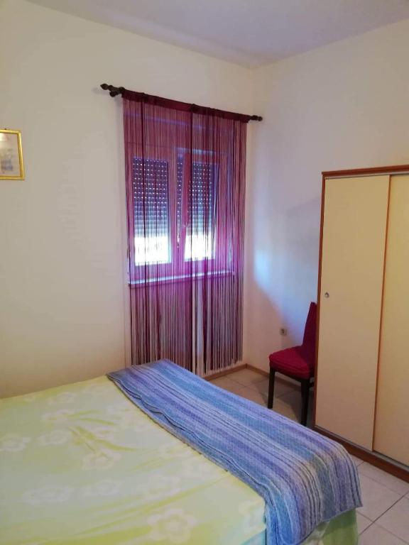 Łóżko lub łóżka w pokoju w obiekcie Apartment Tkon 5827b
