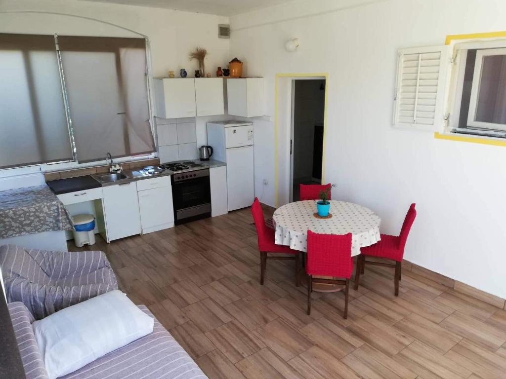 Kuchnia lub aneks kuchenny w obiekcie Apartment Tkon 5827b